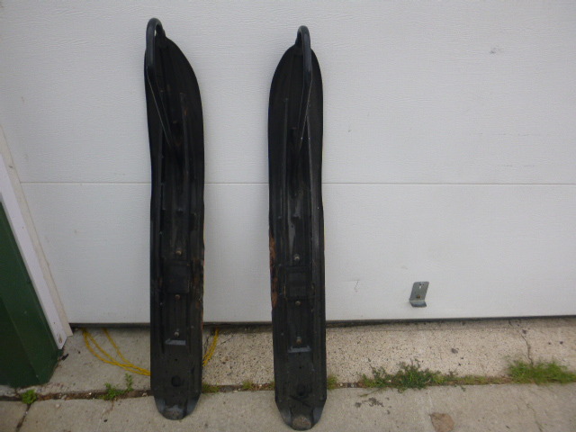 lot 58 image: 2 Snowmobile Skis
