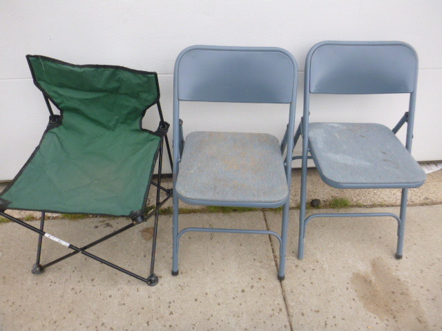 lot 60 image: 3 Folding Chairs