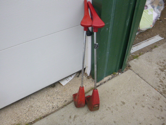 lot 65 image: 2 Toro Weed Whips