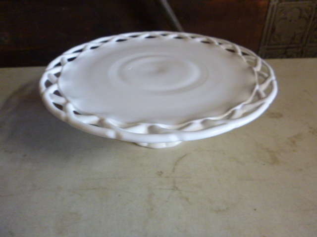 lot 77 image: Cake Plate