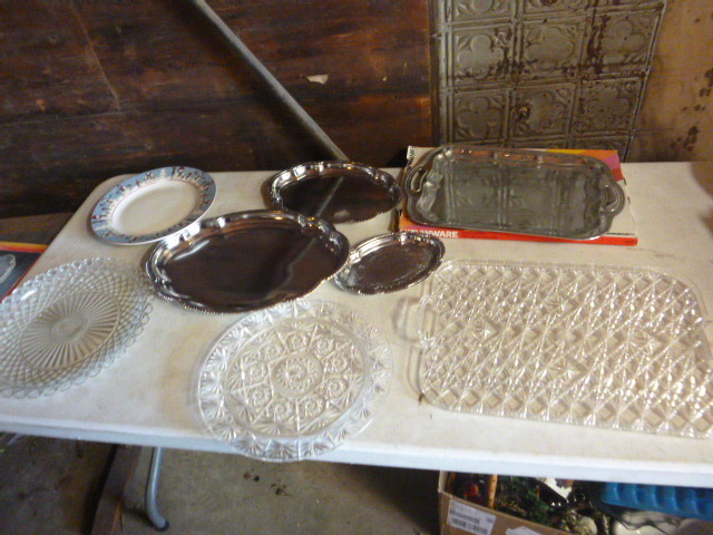 lot 81 image: Miscellaneous Serving Trays