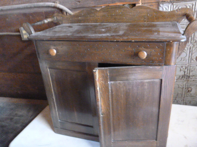 lot 93 image: Small Wood Cabinet