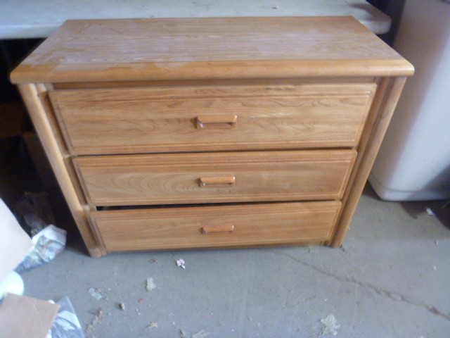 lot 100 image: 3 Drawer Dresser