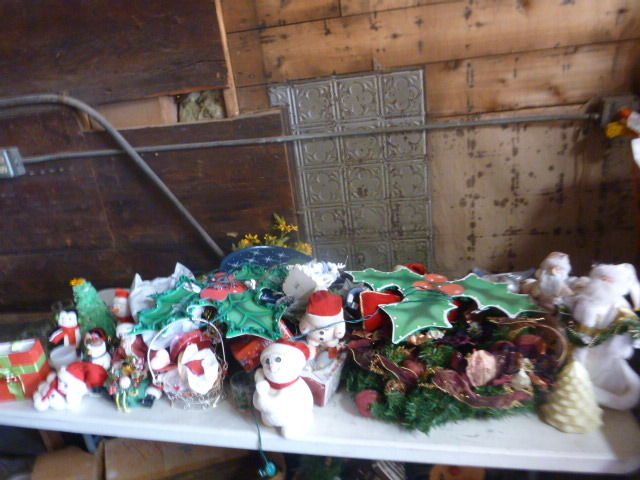lot 105 image: Miscellaneous Christmas Items