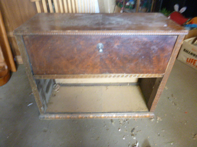 lot 122 image: Vintage Cabinet