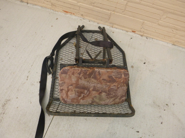 lot 144 image: Portable Deer Stand