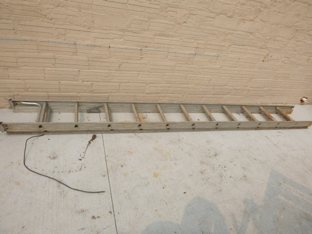 lot 162 image: Aluminum Extension Ladder