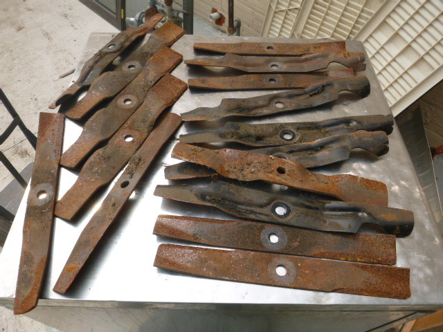 lot 176 image: Miscellaneous Lawn Mower Blades