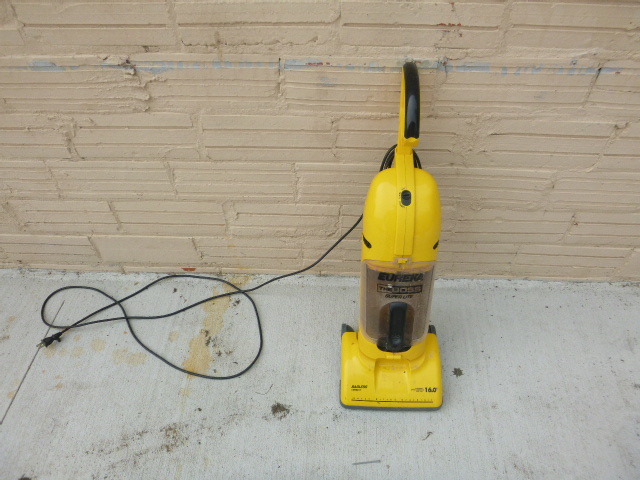 lot 186 image: Eureka Super Lite Small Vacuum