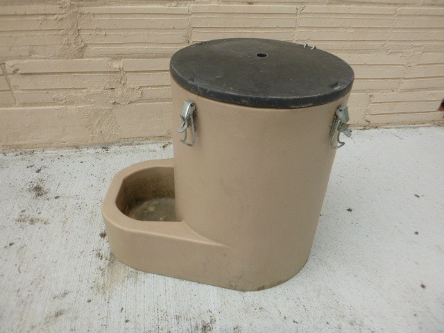 lot 190 image: Pet Water Feeder