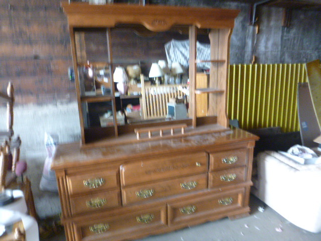 lot 192 image: Dresser with Mirrored Hutch