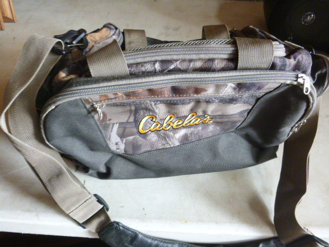 lot 200 image: Cabelas Camouflage Bag