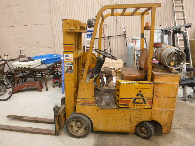 lot 2 image: Allis-Chalmers Forklift
