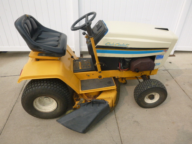 lot 4 image: Cab Cadet 1330 Riding Lawn Mower