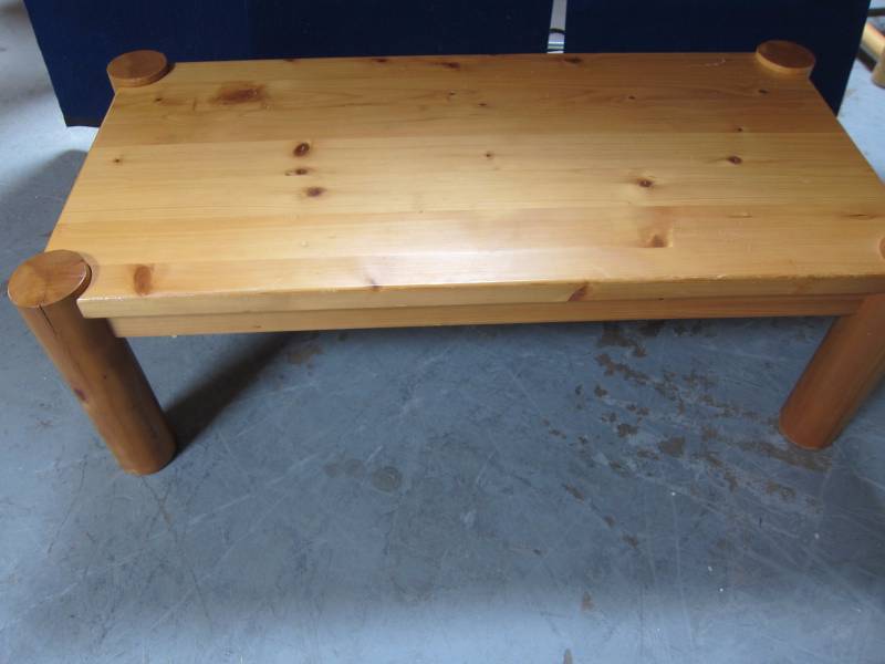 lot 8 image: Log Coffee Table