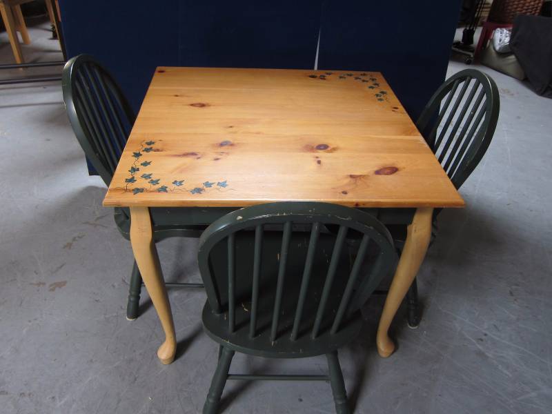 lot 12 image: Small Dining Table Set