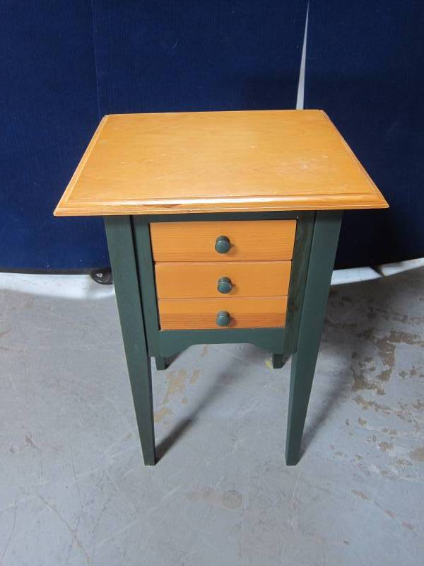 lot 14 image: Accent Table