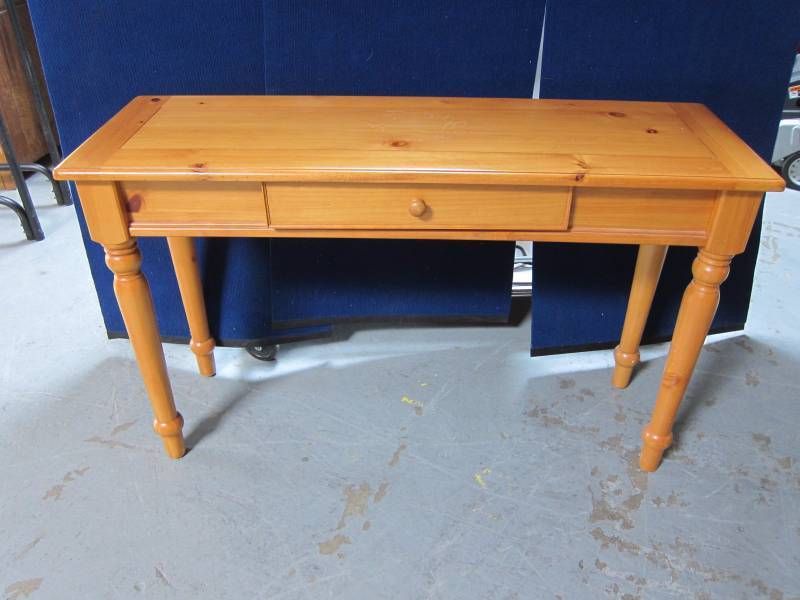 lot 18 image: Sofa Table