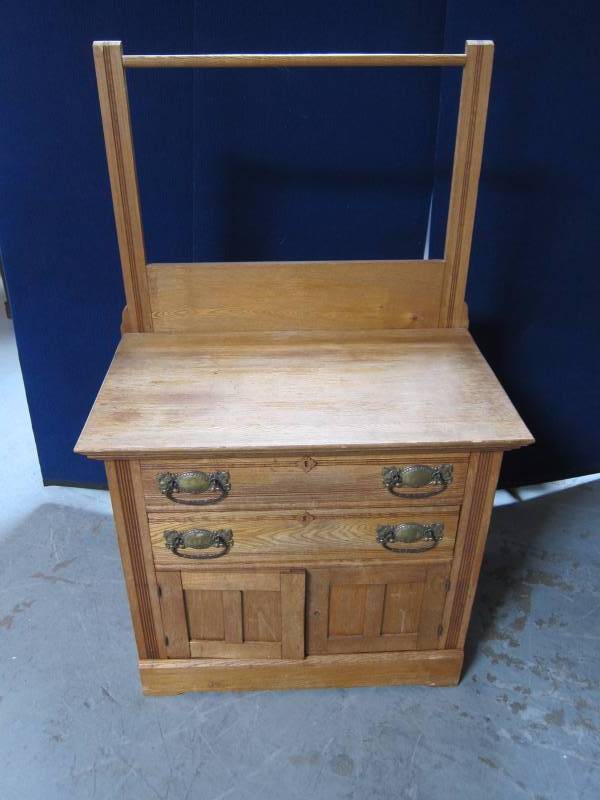 lot 19 image: Vintage Cabinet