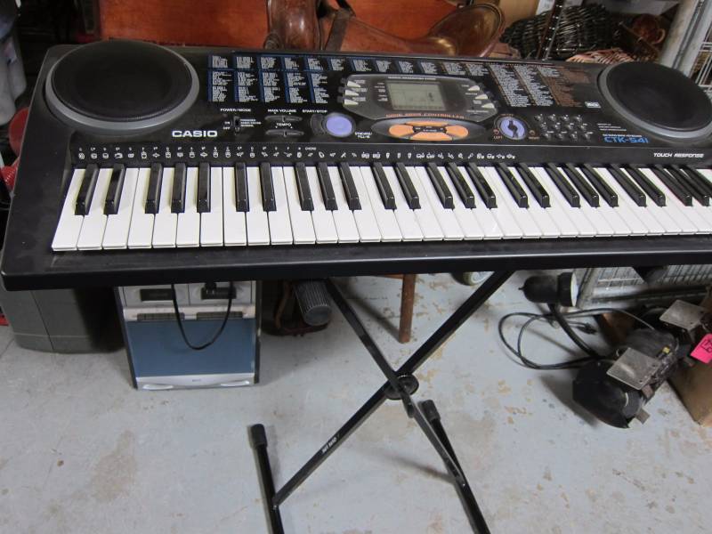 lot 43 image: Casio Keyboard