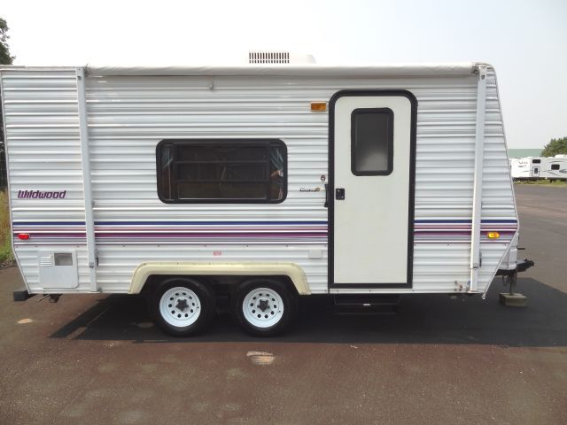 lot 2 image: 1998 Forest River Wildwood 18FL Travel Trailer NO RESERVE