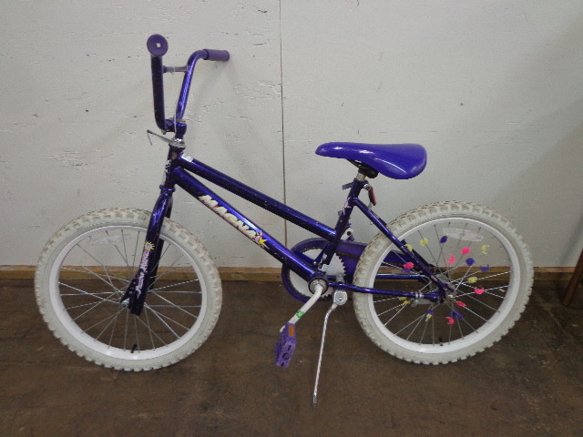 lot 16 image: Girls Magna Bike