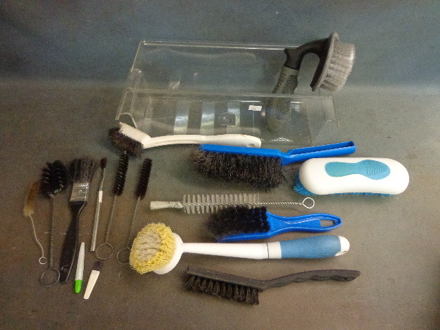lot 75 image: Lots of Various Scrub Brushes