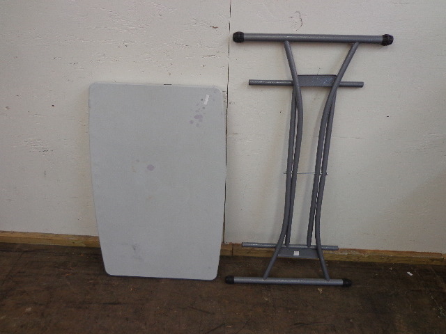lot 77 image: Plastic Foldable Table