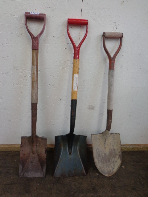lot 141 image: Yard Tools