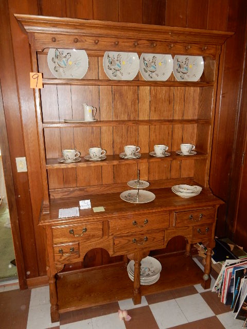 lot 9 image: THOMASVILLE Oak hutch.. 2 piece