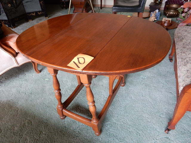 lot 10 image: Nice Cherry Wood occasional table with fold down leafs
