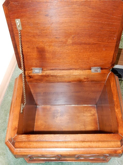 lot 13 image: Wood Storage Cube with flip top.