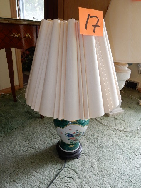 lot 17 image: Nice oriental Theme table lamp.. Needs some tightening