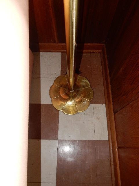 lot 22 image: Brass upright lamp