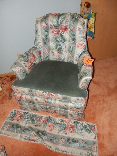 lot 39 image: Nice boudois chair. Upholstered. EXCELLENT shape.  Matching Table runner included.