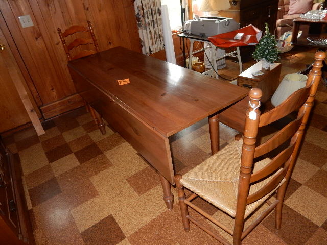 lot 42 image: Pine Harvest Dining Room Table and 2 chairs.. Woven twine seats..  Excellent shape.
