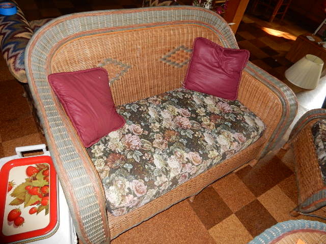 lot 44 image: Wicker Set  Settee, Chair, Ottoman, Coffee table.. Excellent Shape