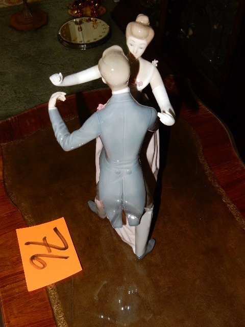 lot 76 image: Lladro 1372, Man and Woman Dancing