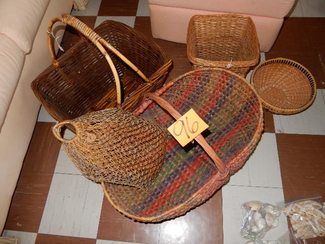 lot 96 image: 4 Very nice baskets and a shopping bag