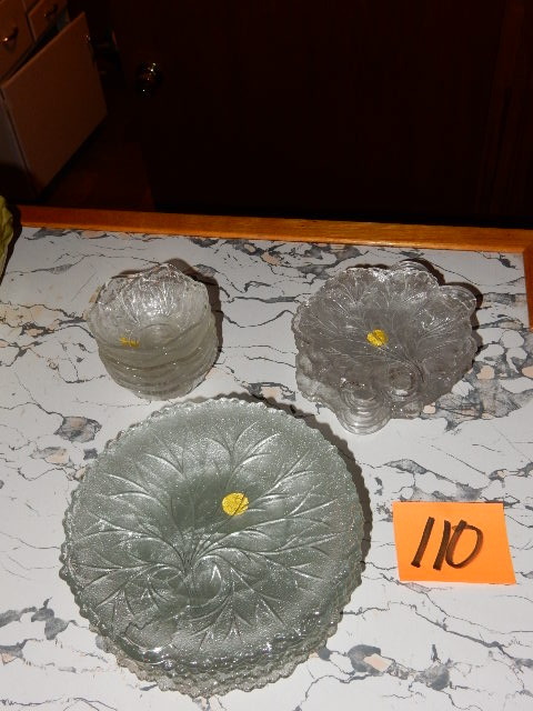 lot 110 image: 10 leaf,shaped saladdesert plates.. 5 bowls