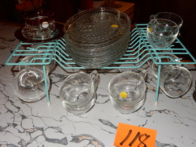 lot 118 image: Horsdoerves plates with cup holder.. 15 cups, 12 plates