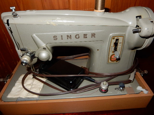 lot 50A image: Table top Singer Sewing Machine. .Untested