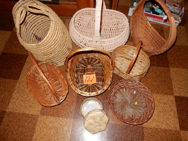 lot 121 image: Large lot of Baskets