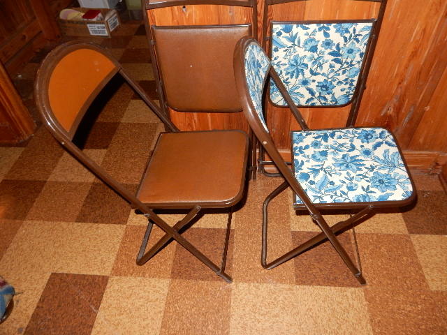 lot 122 image: 4, Old Fashion Folding Chairs.