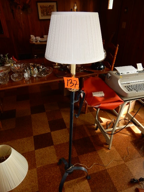 lot 137 image: Pole lamp.. Metal base, brass like trim.