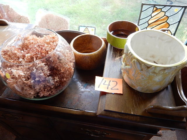 lot 142 image: 4 vases as pictured