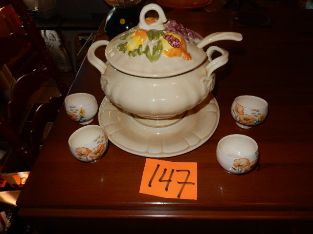 lot 147 image: Soup Tureen and 4 cups