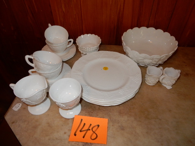 lot 148 image: Set of 4, Milk Stone dishes