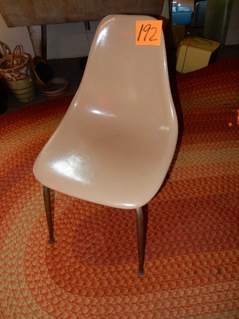 lot 192 image: Mid modvintage side chair.. Plastic.. Solid good shape.