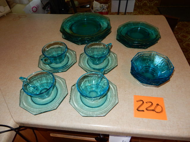 lot 220 image: Set of 4 depression Glass glassware